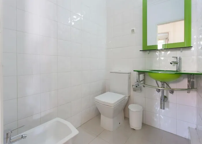 Anglesh Located Near The Centre Πανσιόν